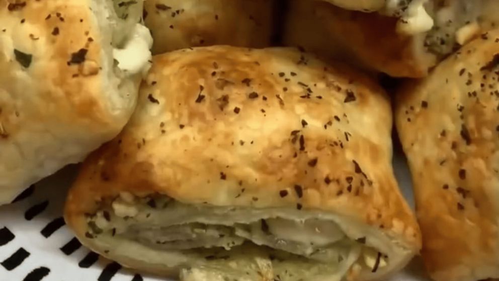 Bizcochitos "bajoneros" con tapa de tarta: Una receta económica con 5 pasos para la merienda o la picada