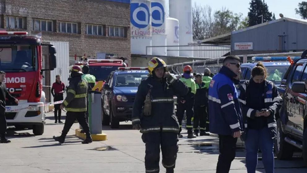 Impactante video: una avioneta se estrelló en Rosario y hay un muerto.
