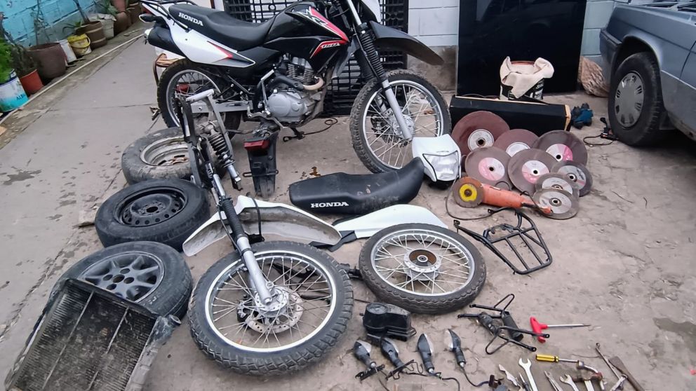 Los elementos encontrados en poder del acusado.