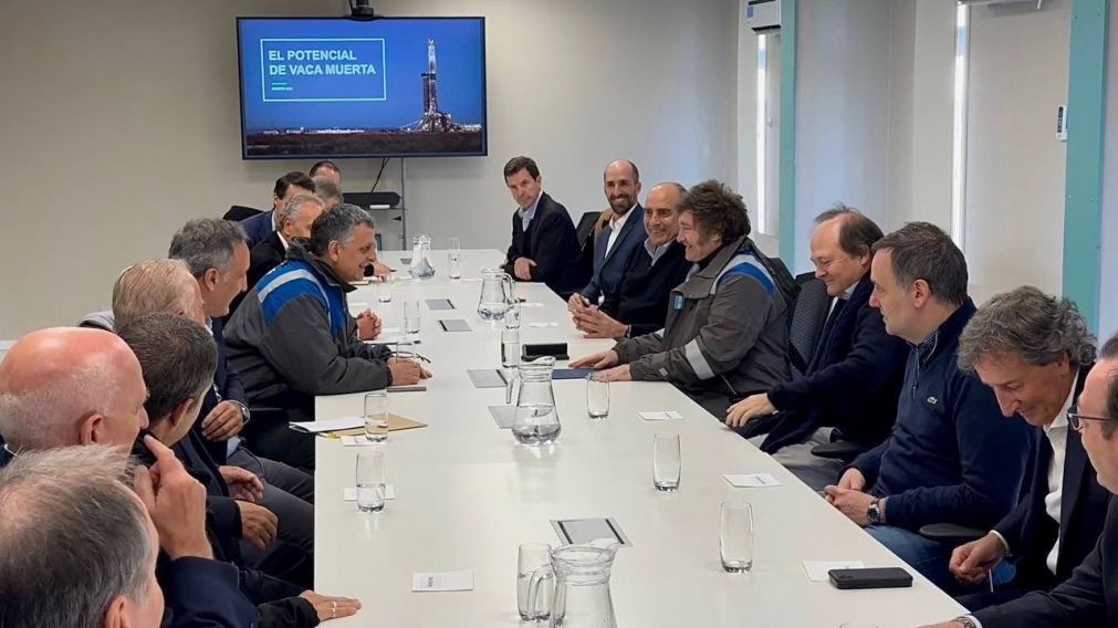 Javier Milei viajó a Vaca Muerta para reunirse con empresarios y recorrer el yacimiento.