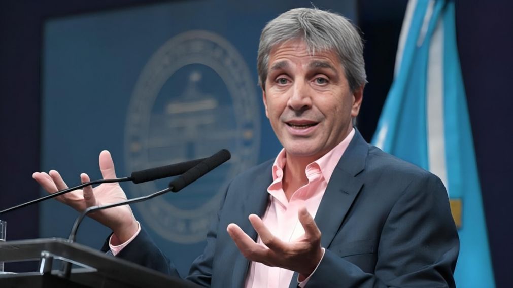 Luis "Toto" Caputo y una maniobra para asegurar el pago de los bonos de la deuda.
