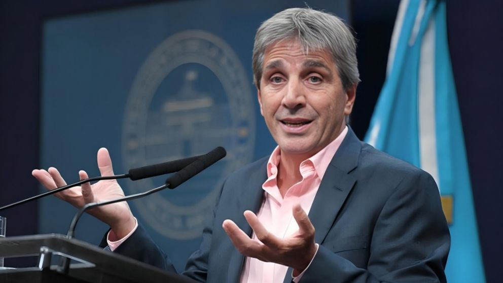 Luis "Toto" Caputo y una maniobra para asegurar el pago de los bonos de la deuda.