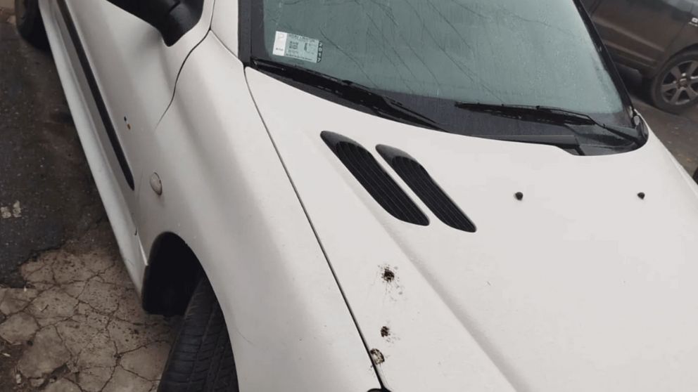 As� qued� el auto de una persona discapacitada atacado por un sujeto en sillas de ruedas.