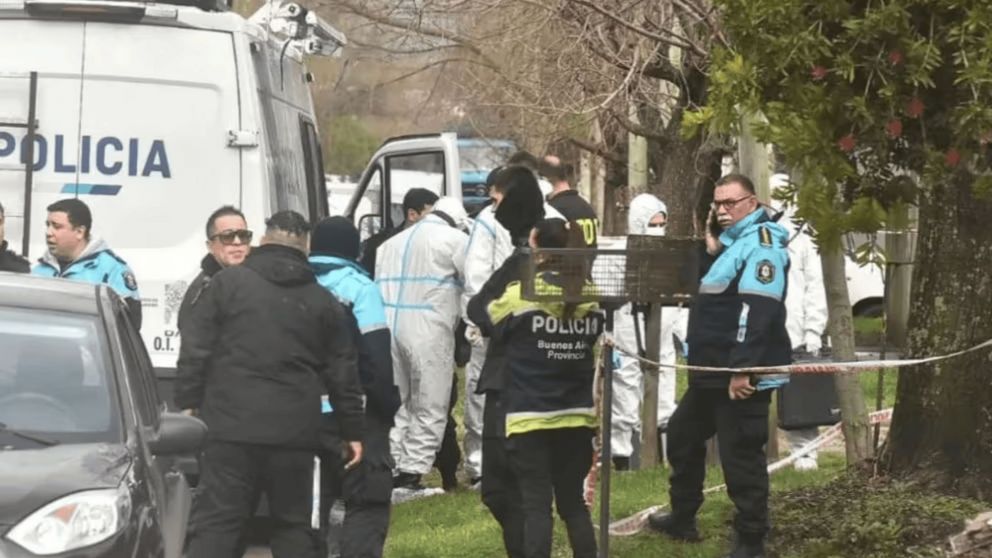 Los peritos trabajando donde se encontró el cuerpo de una mujer dentro de heladera.
