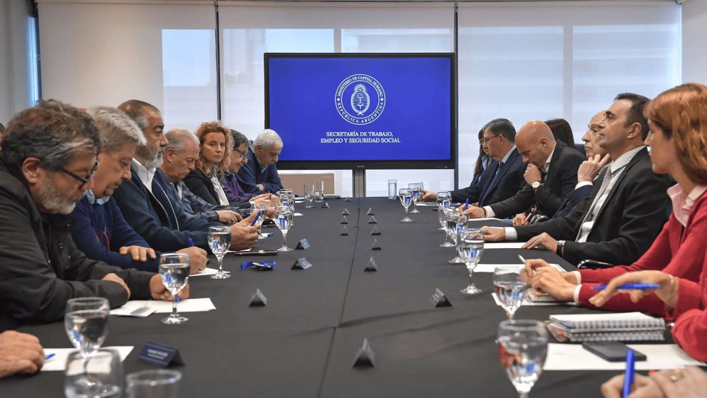 El Gobierno busca evitar el tercer paro general con una nueva convocatoria a la CGT