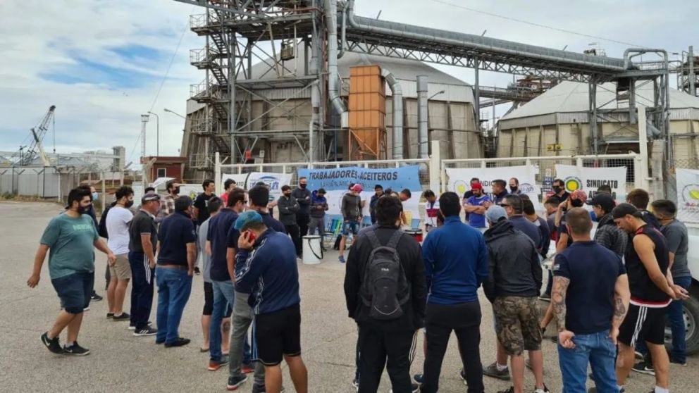 La medida de fuerza se lleva adelante en las plantas y terminales aceiteras del Gran Rosario.