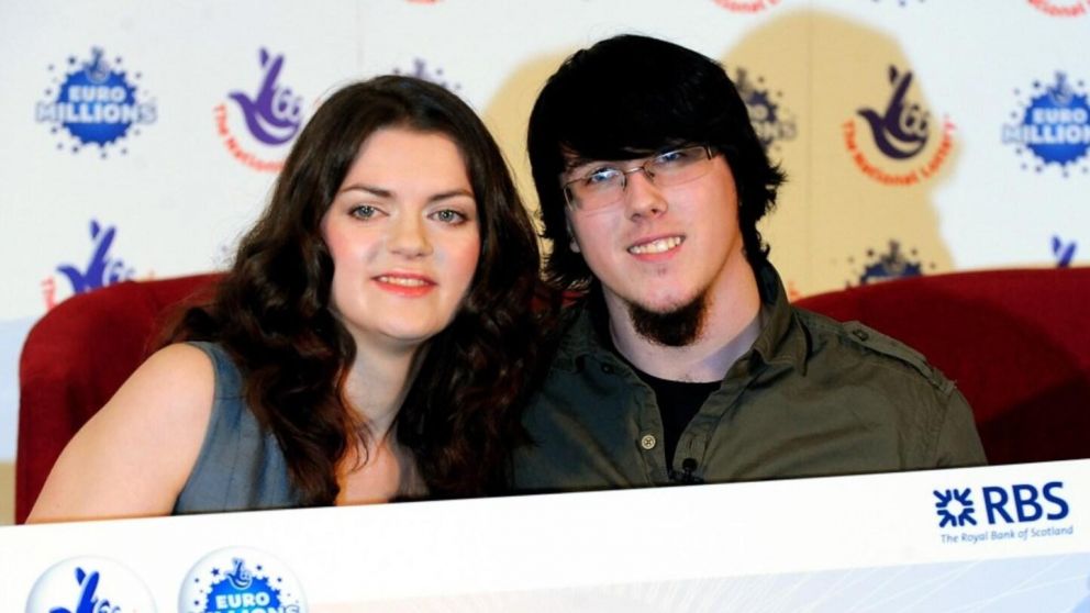 Cassey Carrington y Matt Topham, al momento de recibir el premio de quiniela.