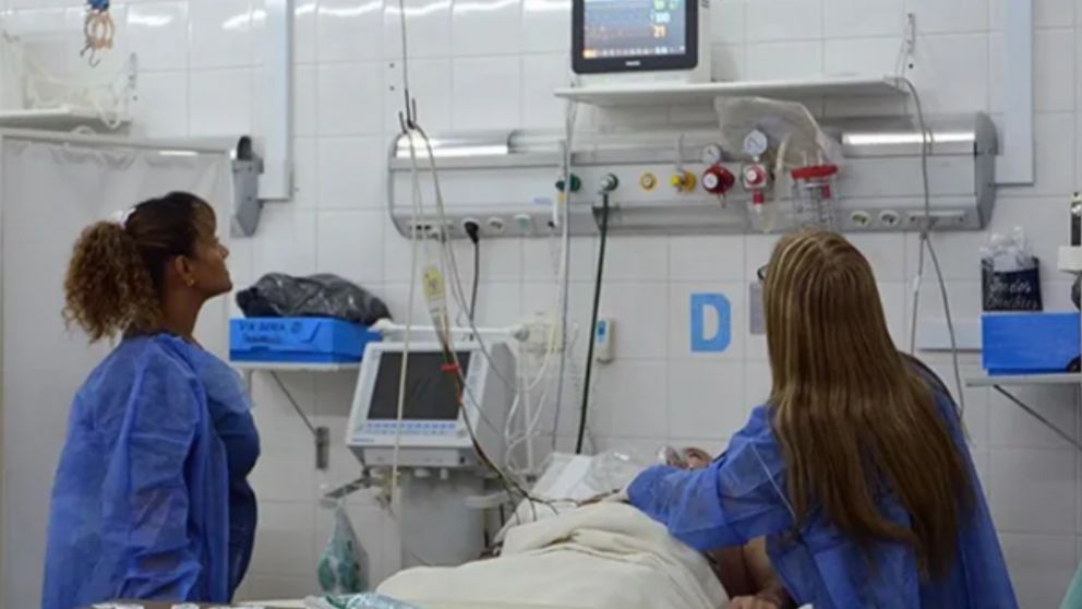 Continúa el debate respecto a si cobrar o no el servicio de salud público a extranjeros.