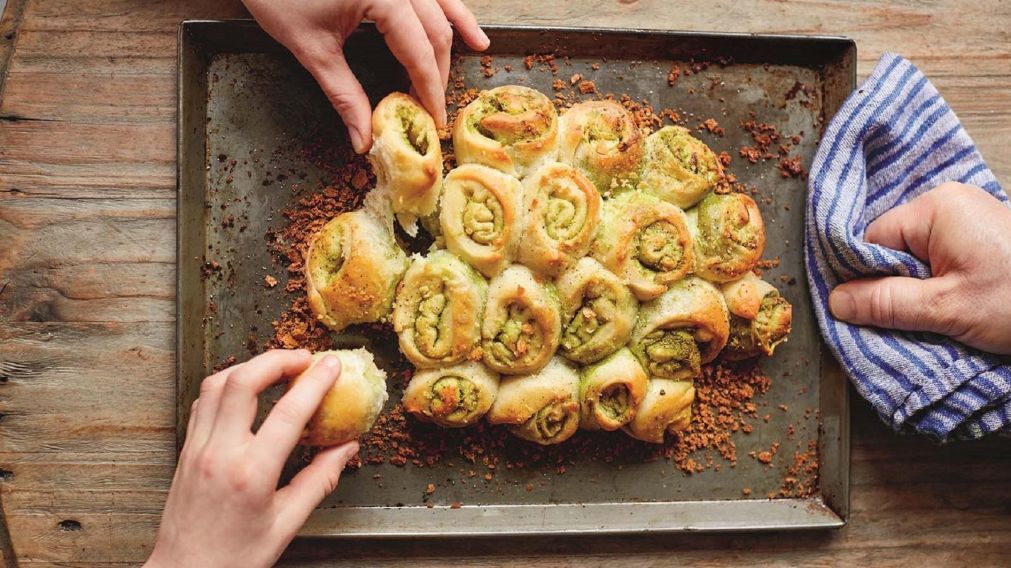 No fallan: rollitos de queso y ajo, la receta salvadora para la merienda y la picada.