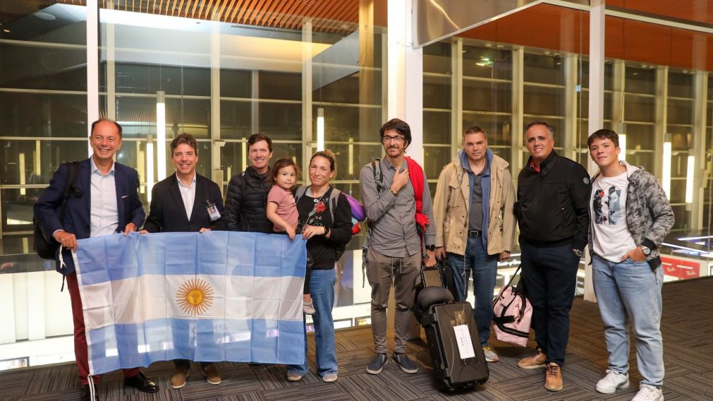 al Aeropuerto de Ezeiza el personal diplom�tico, militar y administrativo que prestaba f