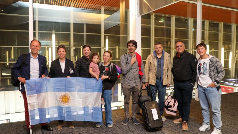 al Aeropuerto de Ezeiza el personal diplom�tico, militar y administrativo que prestaba f
