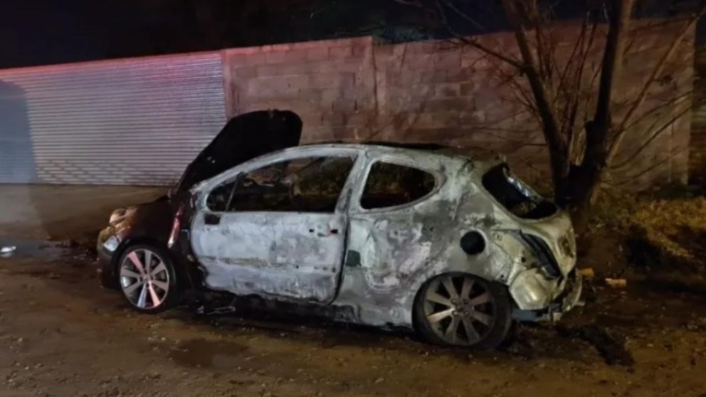 El automóvil del sospechoso fue incendiado por habitantes del vecindario. Crédito: La Mañana de Bolívar.