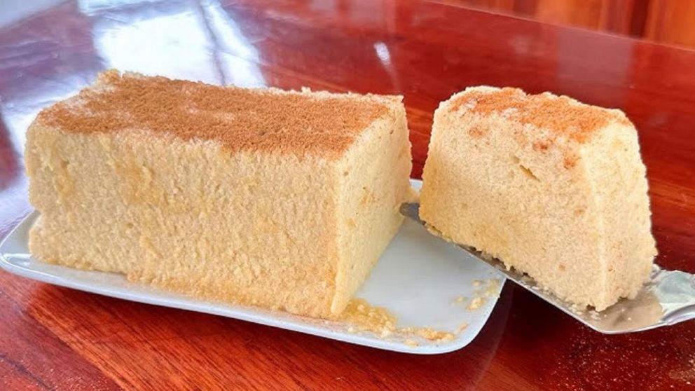 Bizcochuelo de manzana sin horno y sin harinas: la receta popular en redes que se hace con 3 ingredientes