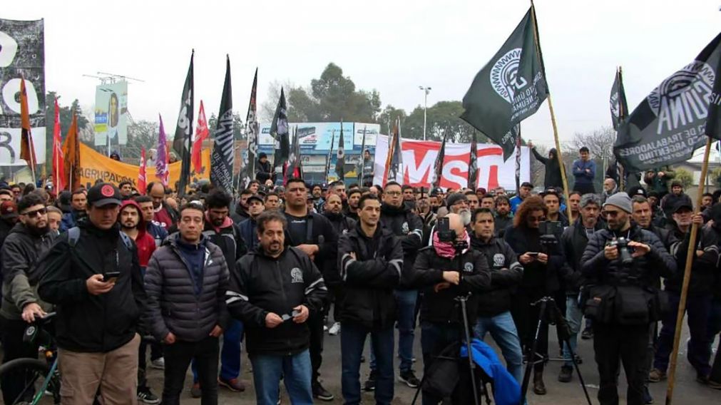 Conflicto del neumático: El SUTNA intensifica la presión y se moviliza frente a Bridgestone para exigir la reincorporación de 452 trabajadores suspendidos