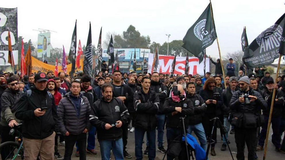 Conflicto del neumático: El SUTNA intensifica la presión y se moviliza frente a Bridgestone para exigir la reincorporación de 452 trabajadores suspendidos