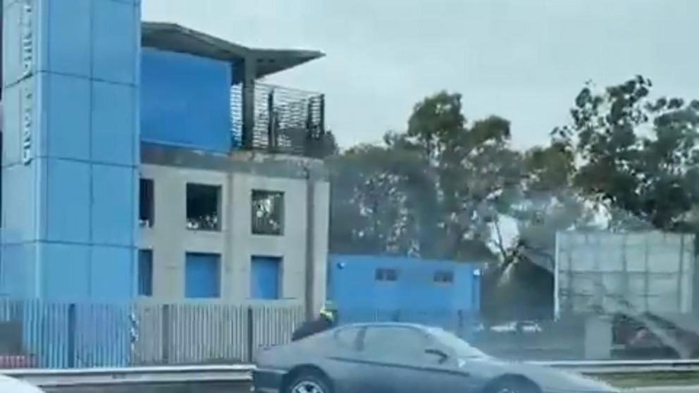 Peligro en Avenida Lugones: así fue el momento en el que una Ferrari perdió el control y casi provoca un accidente