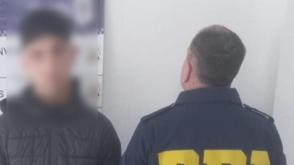 Este es el sujeto que fue capturado por los investigadores policiales.
