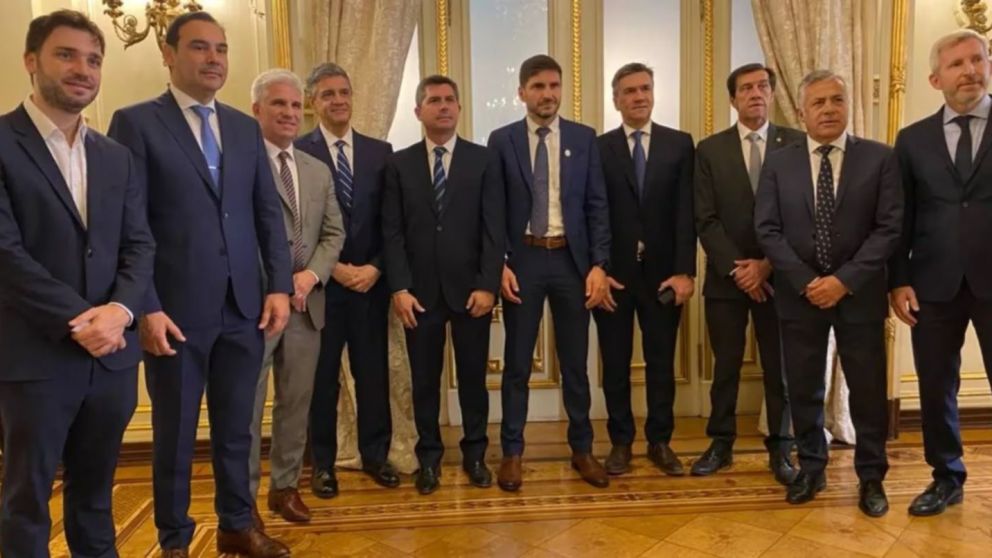 Gobierno se reúne con gobernadores de Juntos por el Cambio en la Casa Rosada.