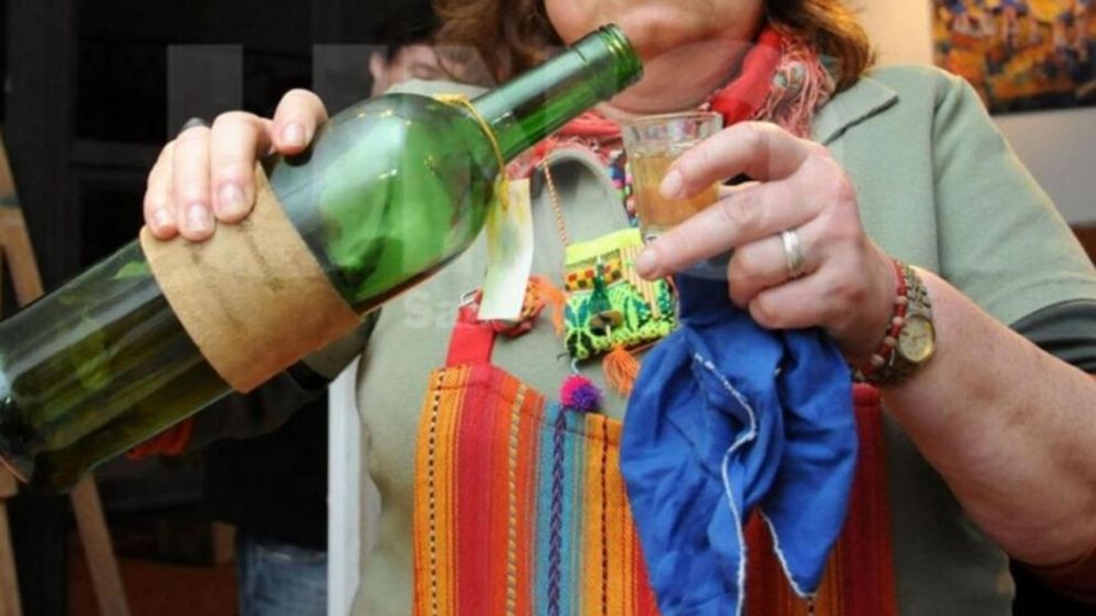 Así se hace el ritual de la caña con ruda para atraer la buena suerte que se repite cada 1° de agosto.