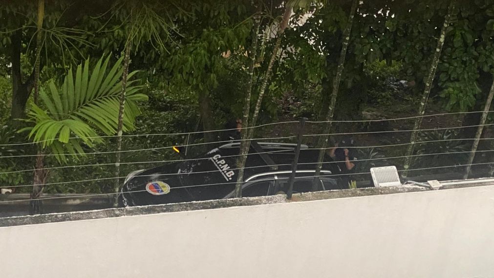 Polic�as rodean la embajada argentina en Caracas (Foto Comando Nacional de Campa�a Vente Venezuela).