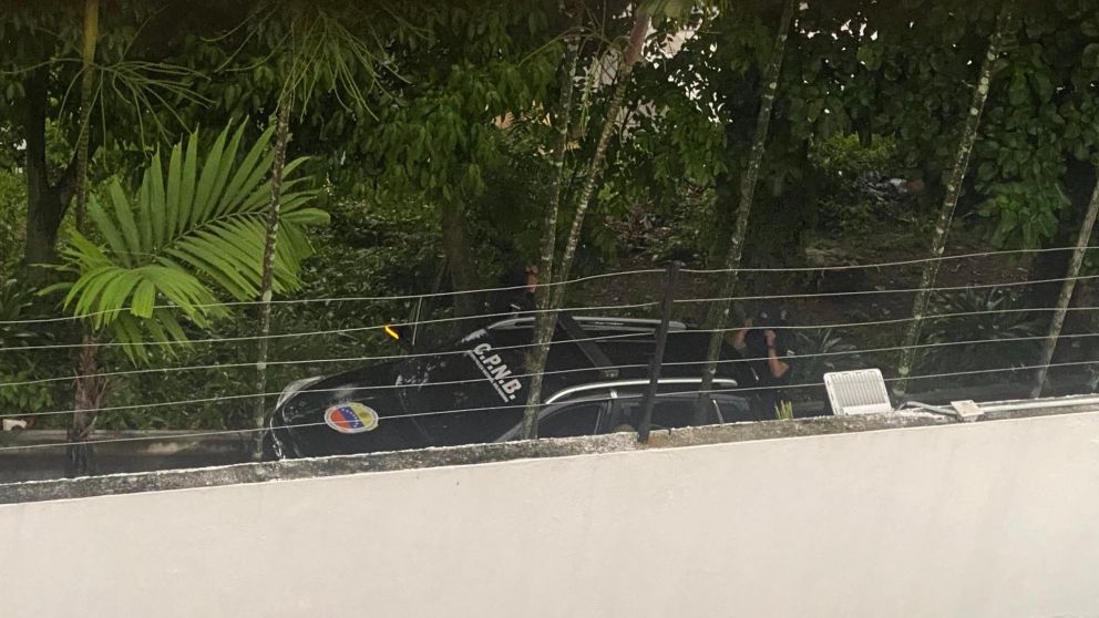 Policías rodean la embajada argentina en Caracas (Foto Comando Nacional de Campaña Vente Venezuela).