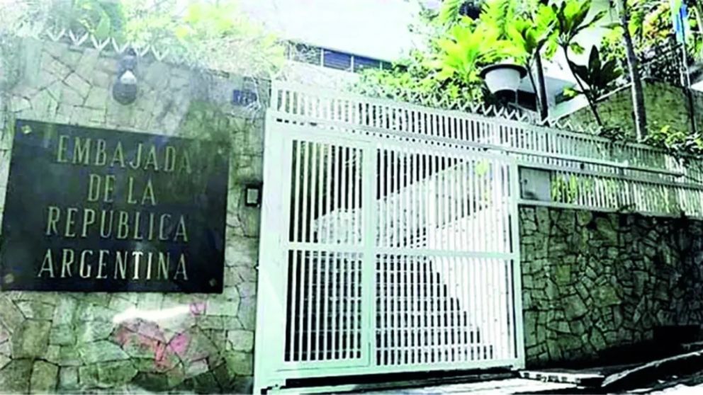 Este martes por la ma�ana, uno de los asilados denunci� que les cortaron el suministro el�ctrico en la sede diplom�tica.