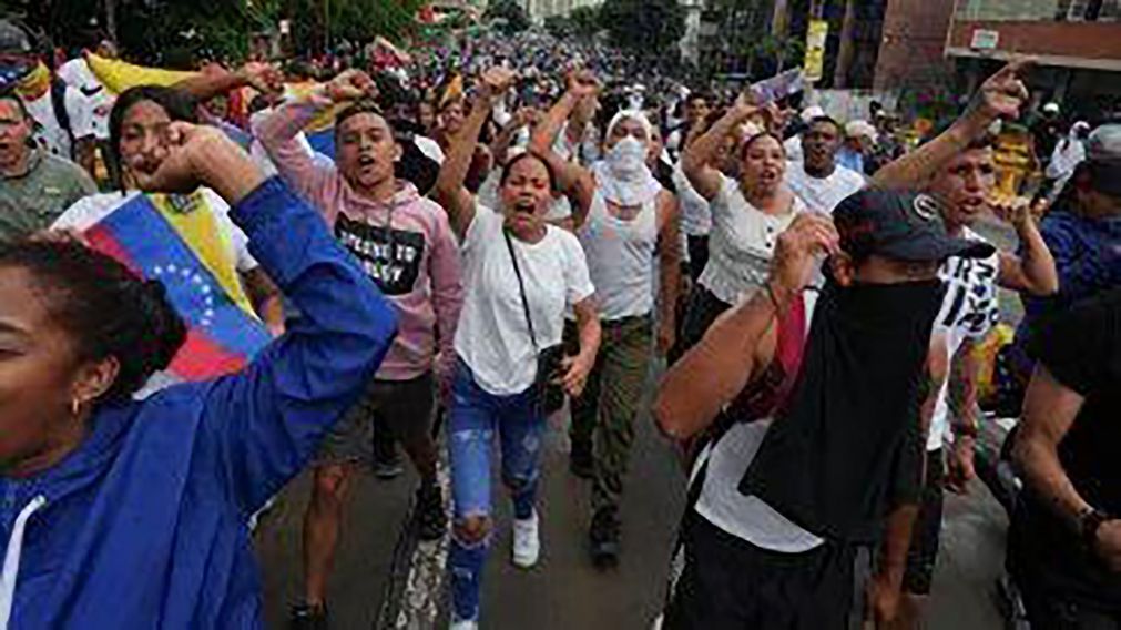 Miles de personas protestan en Caracas denunciando fraude electoral