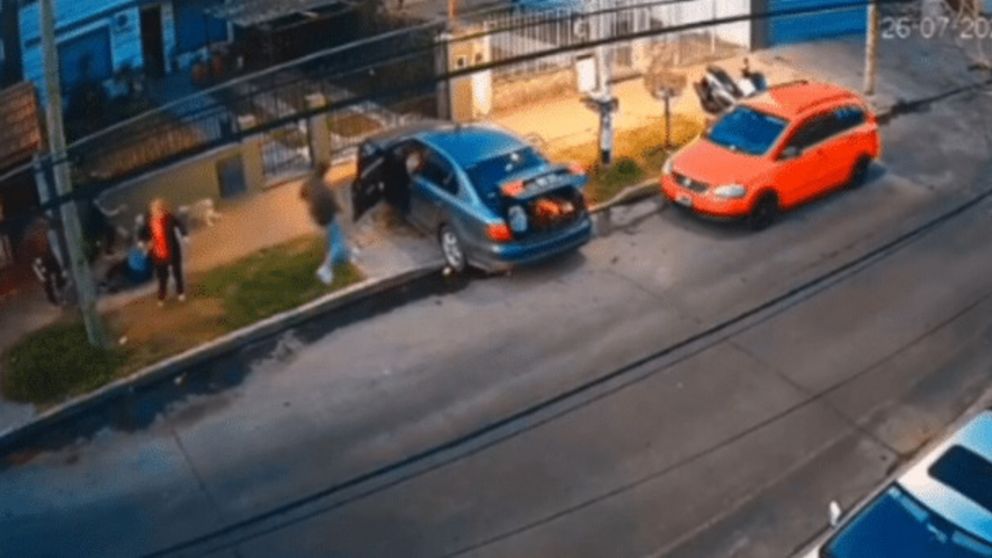 Cuatro mujeres evitaron que le roben el auto al defenderse a los golpes contra los ladrones (Imagen captura vídeo).