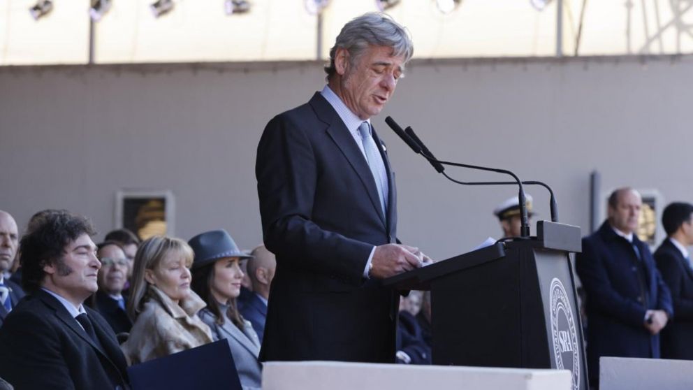 El titular de la Sociedad Rural Argentina, Nicolás Pino, con el presidente Javier Milei de fondo (@SociedadRural).