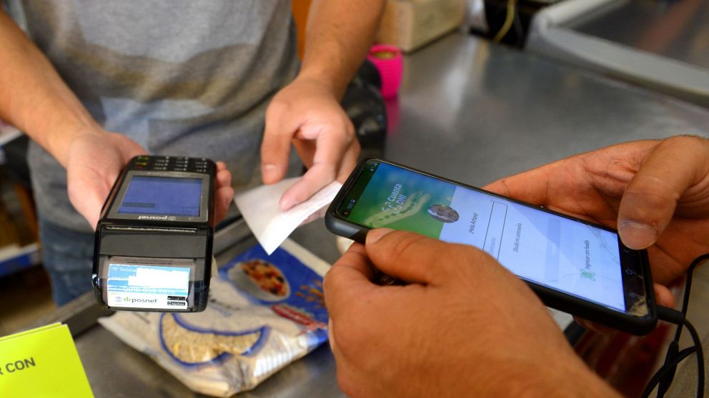 Atención jubilados: los descuentos y reintegros con Cuenta DNI superaron los $34.000.