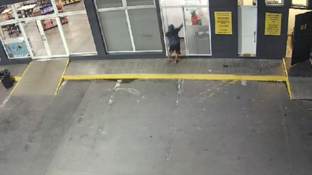El momento del crimen captado por las cámaras de seguridad.