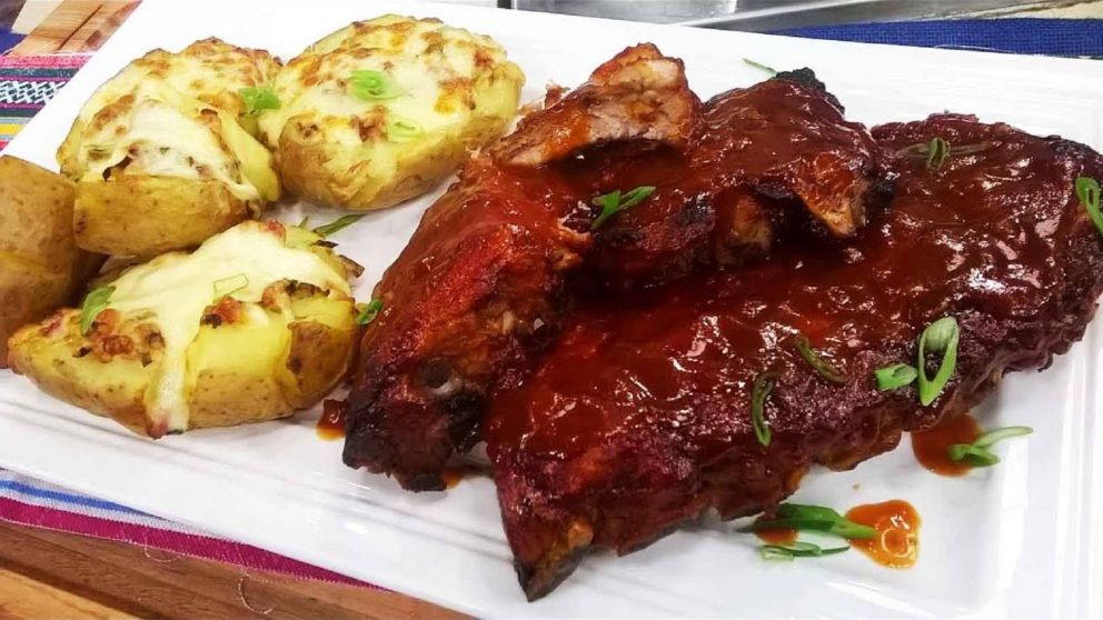 Receta bomba para el "finde": pechito de cerdo a la barbacoa con papas al horno.