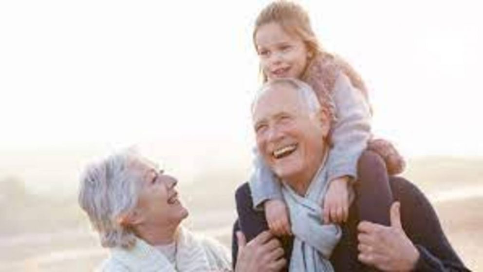 Día de los Abuelos: ¿Qué placa roja representa mejor a tu nono/a?