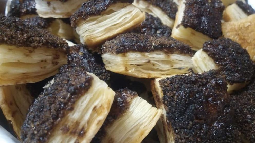 Bizcochitos de azúcar negra para acompañar los mates de la tarde.