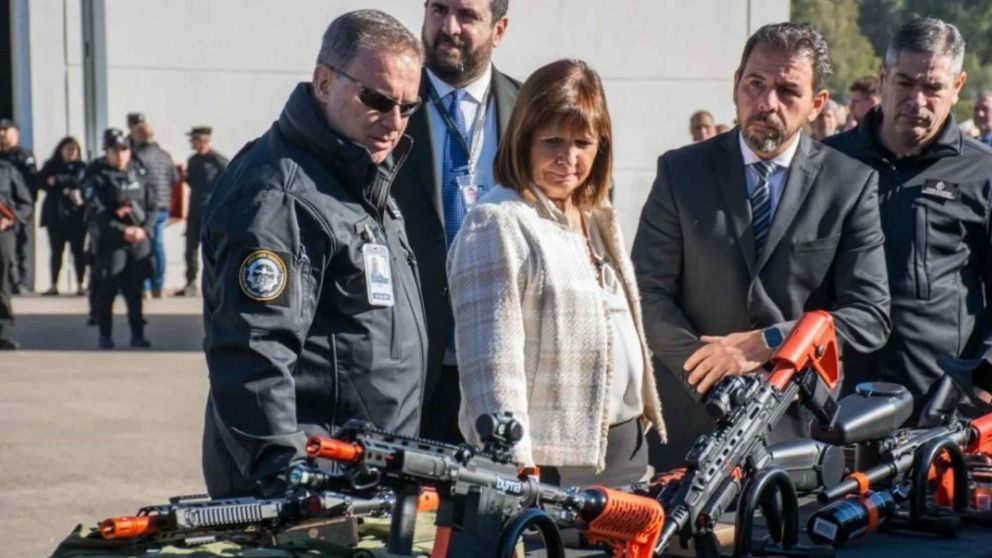 El Ministerio de Seguridad dispuso del uso de armas no letales para detener a los agresores.