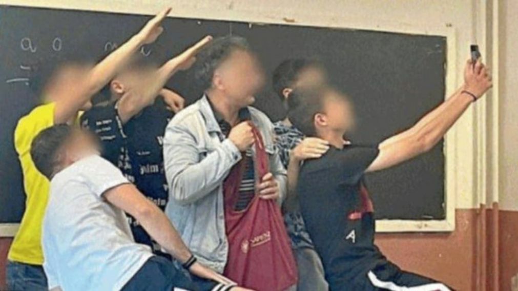 El profesor de la polémica junto a sus alumnos.