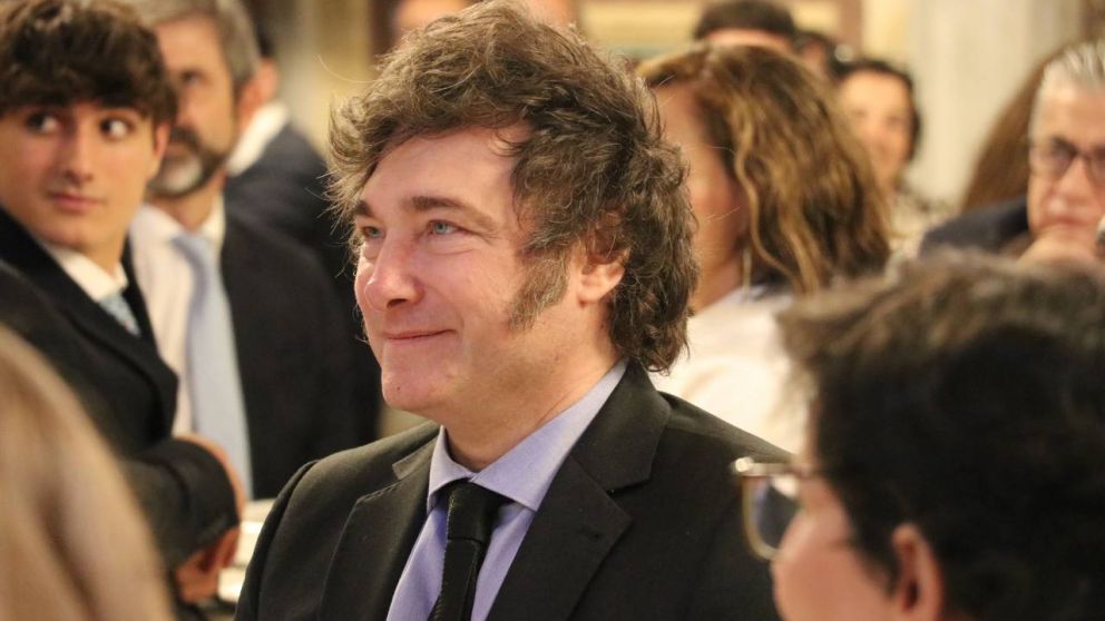 A qué hora se reúne Javier Milei con Emmanuel Macron y va a la inauguración de los Juegos Olímpicos.