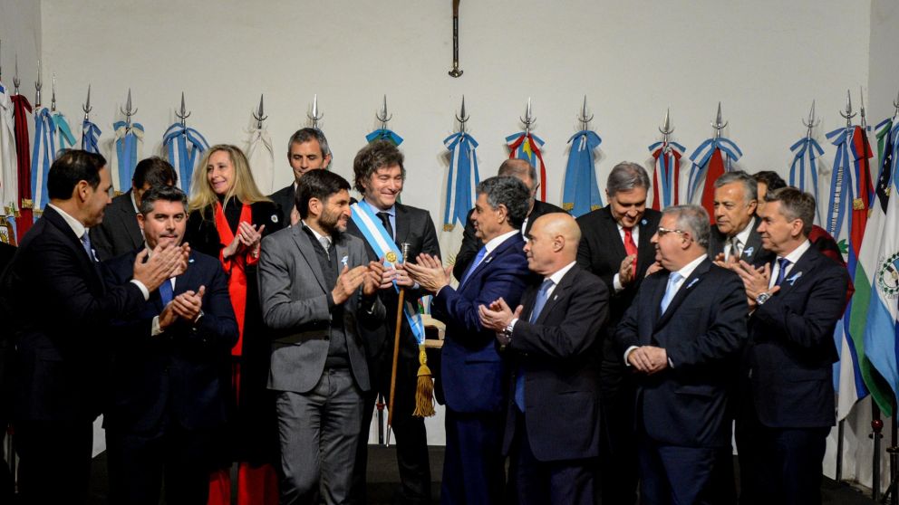 Javier Milei prepara medallas para los gobernadores que firmaron el Pacto de Mayo.
