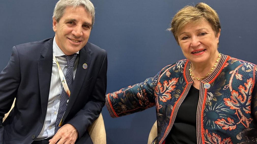 El ministro Luis Caputo y la titular del FMI, Kristalina Georgieva (X/@LuisCaputoAR).