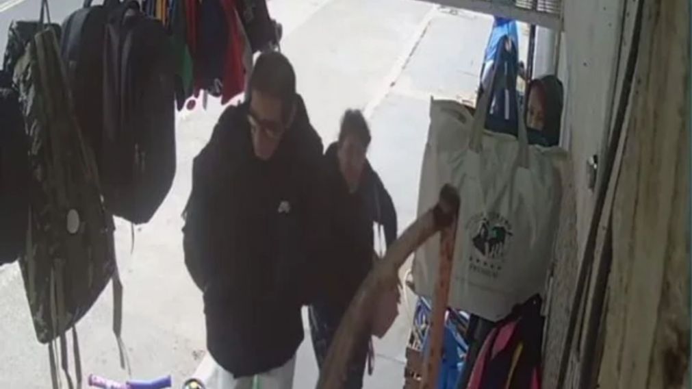 La c�mara de seguridad en la que se detect� a la v�ctima con un hombre.