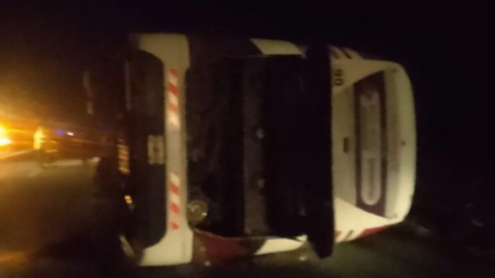 El micro volcó a la altura de la localidad bonaerense de Lezama (Twitter).