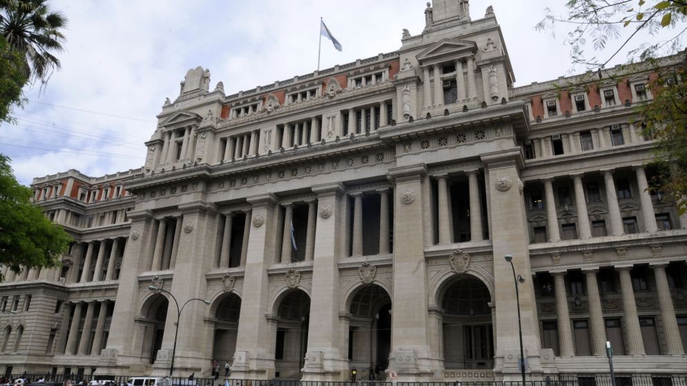 “La reforma a la ley de impuesto a las ganancias propiciada causa a todos los trabajadores judiciales un gravamen irreparable", dice la presentación.