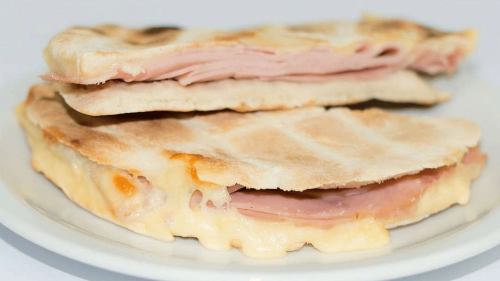 El pan árabe es una opción perfecta para tus "sanguches" si lo que querés es disfrutar de una merienda rápida y rica (Imagen ilustrativa).