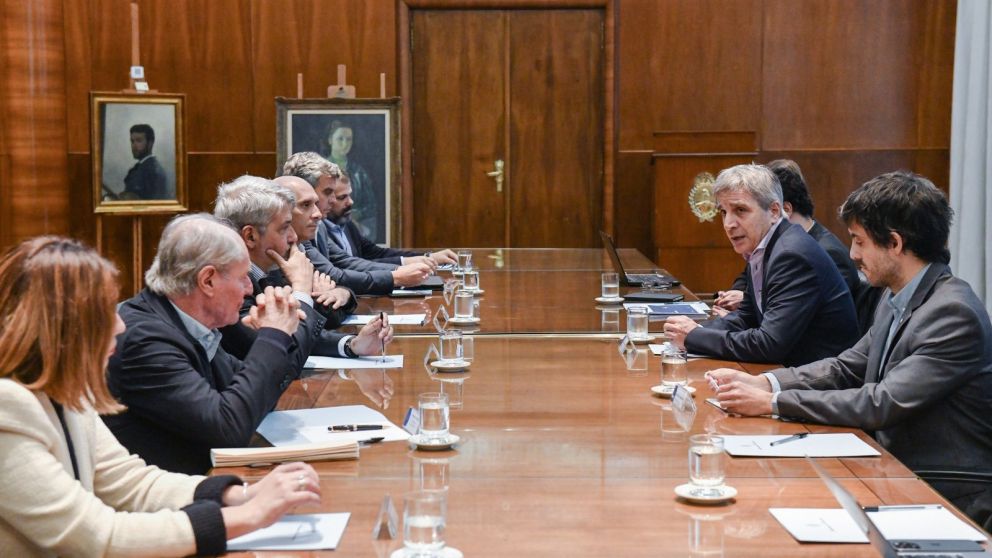 Luis Caputo se reunió con empresarios de supermercados.