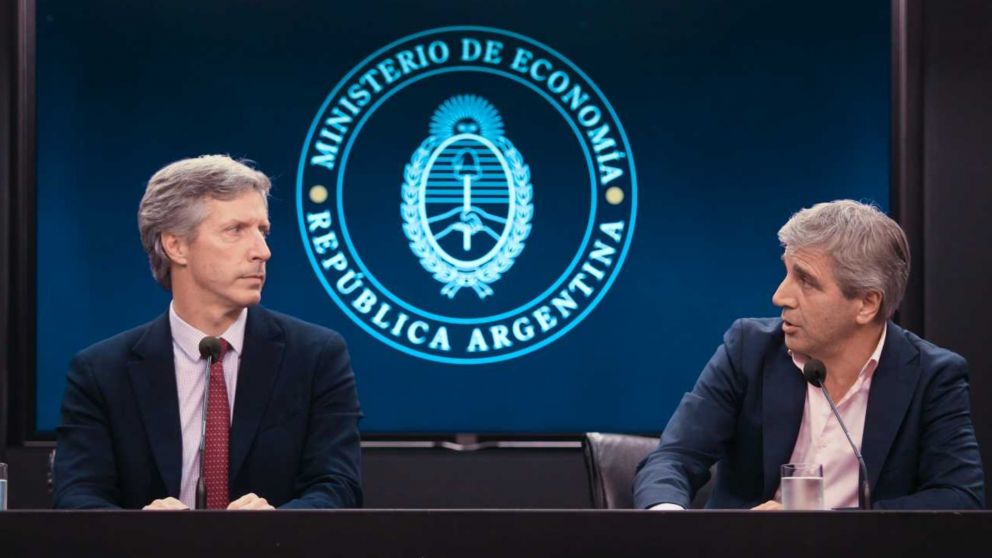 Santiago Bausili y Luis Caputo, en la última conferencia de prensa desde el Palacio de Hacienda.