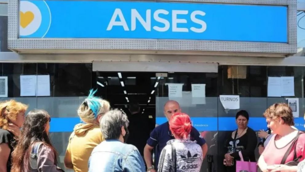 El Gobierno anunció la baja de 60 mil pensiones.