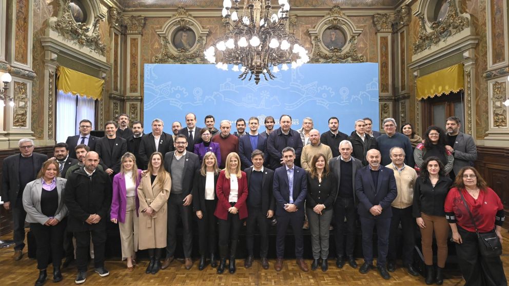 Axel Kicillof con funcionarios e intendentes en Casa de Gobierno de la Provincia de Buenos Aires (X).
