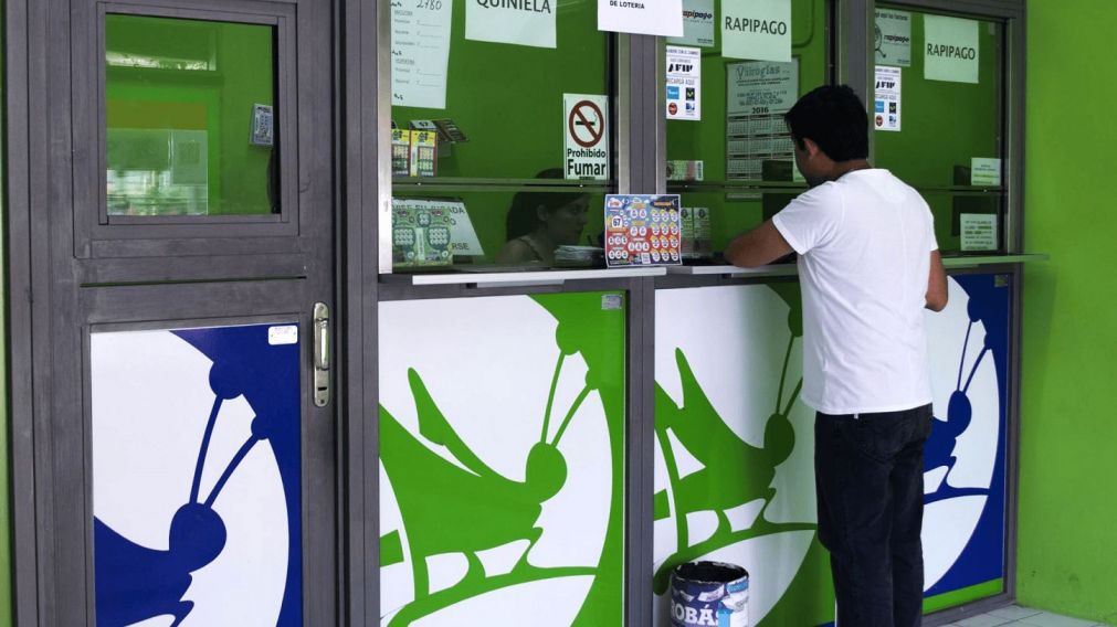 Descubrió un ticket de la quiniela a punto de vencer en una camisa, sintió que era una señal y terminó ganando millones-