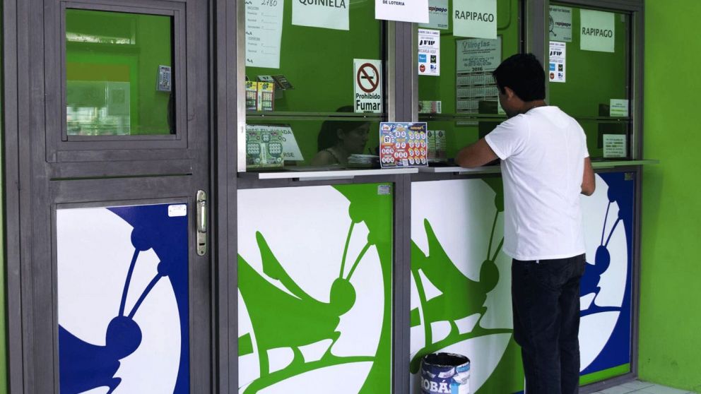 Descubrió un ticket de la quiniela a punto de vencer en una camisa, sintió que era una señal y terminó ganando millones-