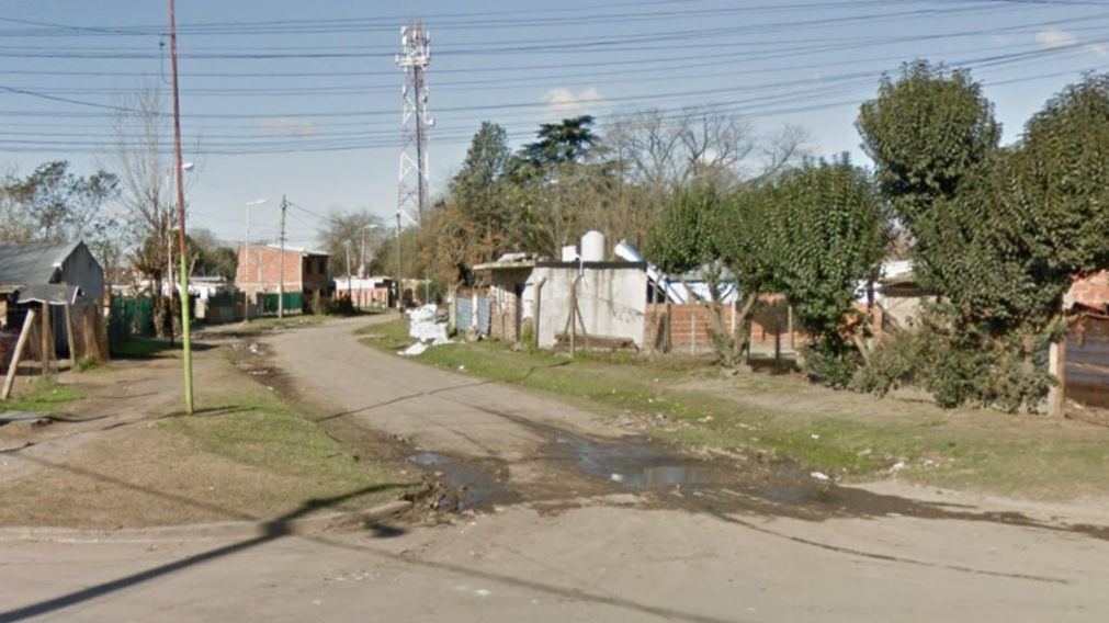 Acá, en este vecindario, se produjo el crimen a balazos y a botellazos.